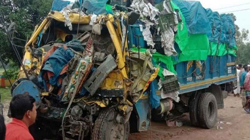 নিয়ন্ত্রণ হারিয়ে বাজারে ঢুকে উল্টে পড়ল বালুবাহী ট্রাক, নিহত ৪