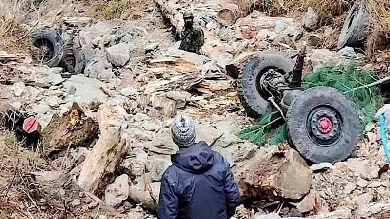 কাশ্মীরে সড়ক দুর্ঘটনায় ১০ ভারতীয় সেনা নিহত