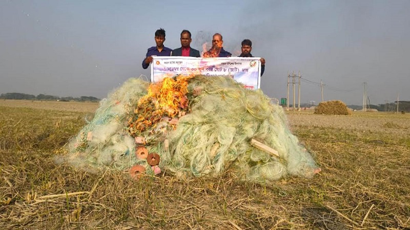 বরিশালে সোয়া ৫ লাখ টাকার অবৈধ কারেন্ট জাল পুড়িয়ে ধ্বংস