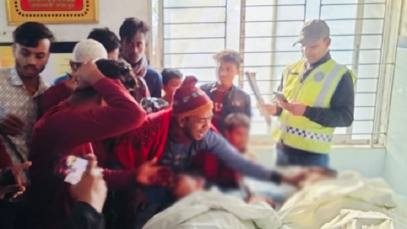ট্রেনের ধাক্কায় প্রাণ গেল পিকআপ ভ্যানে থাকা নারীসহ ৩ শ্রমিকের