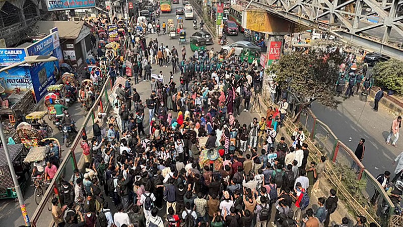 <span>সাত কলেজ বিশ্ববিদ্যালয় রূপান্তরের দাবি / </span>সায়েন্স ল্যাব মোড়সহ তিন স্থানে অবরোধ, তীব্র যানজটে স্থবির ঢাকা