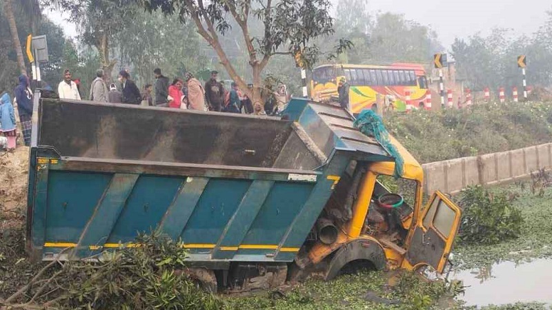 নওগাঁয় ডাম্প ট্রাকের চাপায় নিহত ৫