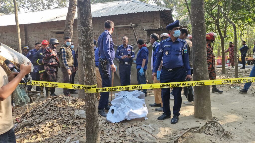 চাঁপাইনবাবগঞ্জে বোমা তৈরির সময় বিস্ফোরণে ২ জন নিহত: মরদেহ পড়েছিলো ১০ ঘন্টা ধরে