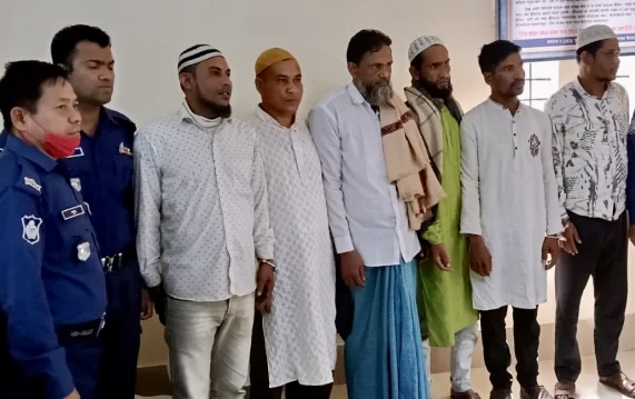 শহীদ মিনারে ফুল দিতে গিয়ে আওয়ামী লীগের ৬ নেতা–কর্মী আটক