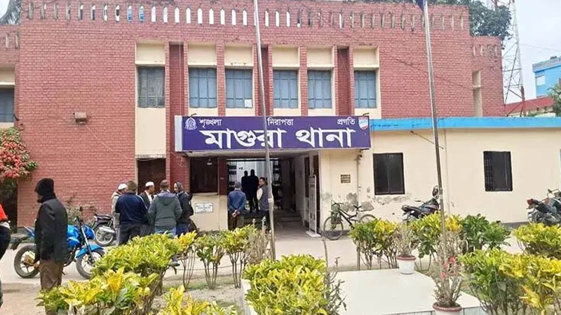 মাগুরায় ট্রাক উল্টে চালক নিহত
