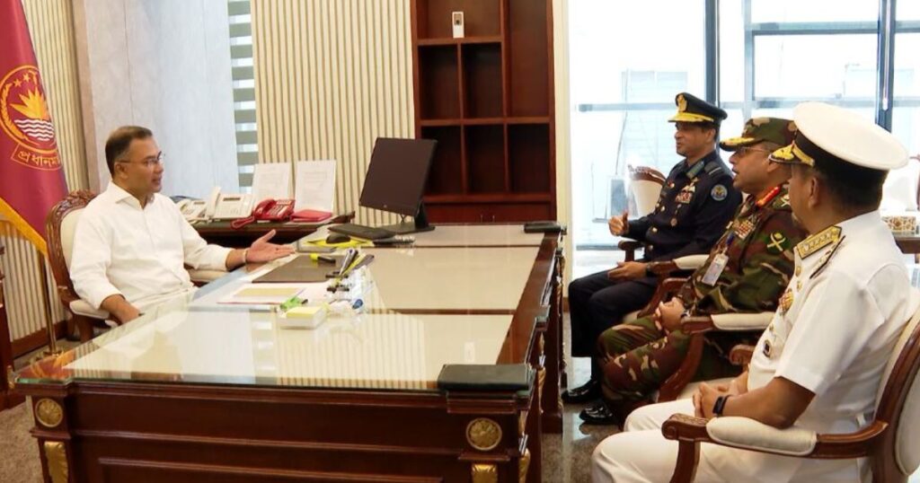 প্রধানমন্ত্রীর সঙ্গে তিন বাহিনী প্রধানের সাক্ষাৎ