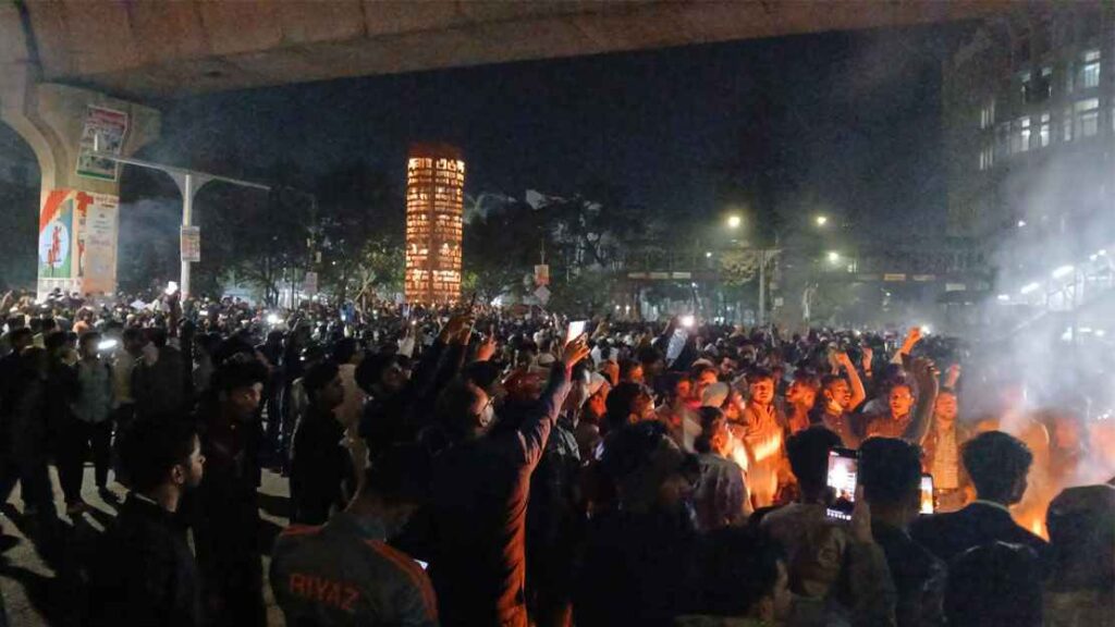 শাহবাগ ব্লকেডে ছাত্রজনতার প্রতিবাদে যানচলাচল বন্ধ