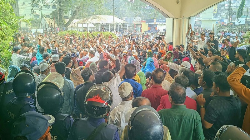 রংপুরে ভোট পুনর্গণনার দাবিতে বিএনপি নেতাকর্মীদের ডিসি অফিস ঘেরাও
