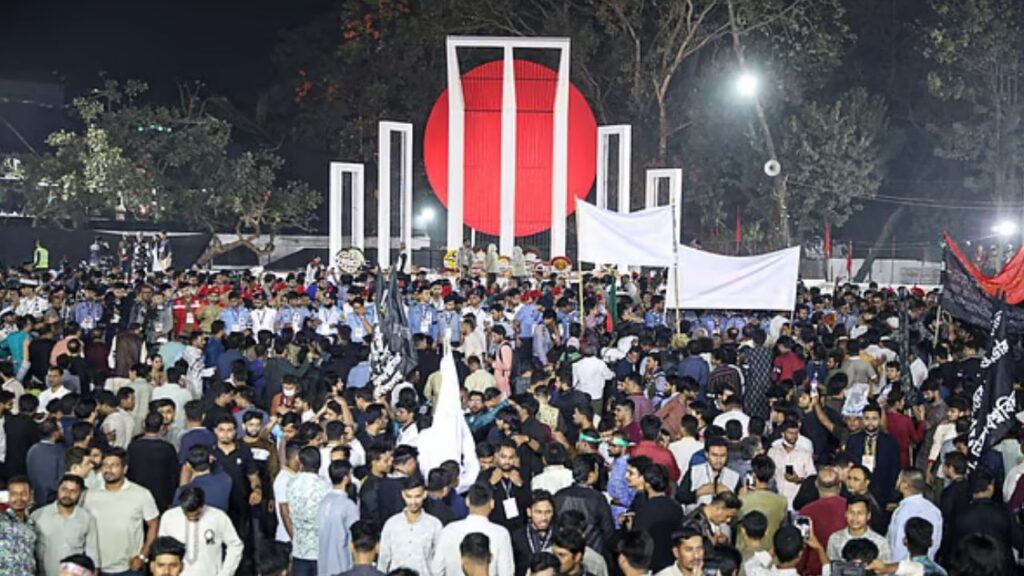 <span>একুশের প্রথম প্রহরে / </span>কেন্দ্রীয় শহীদ মিনারে নেমেছে মানুষের ঢল