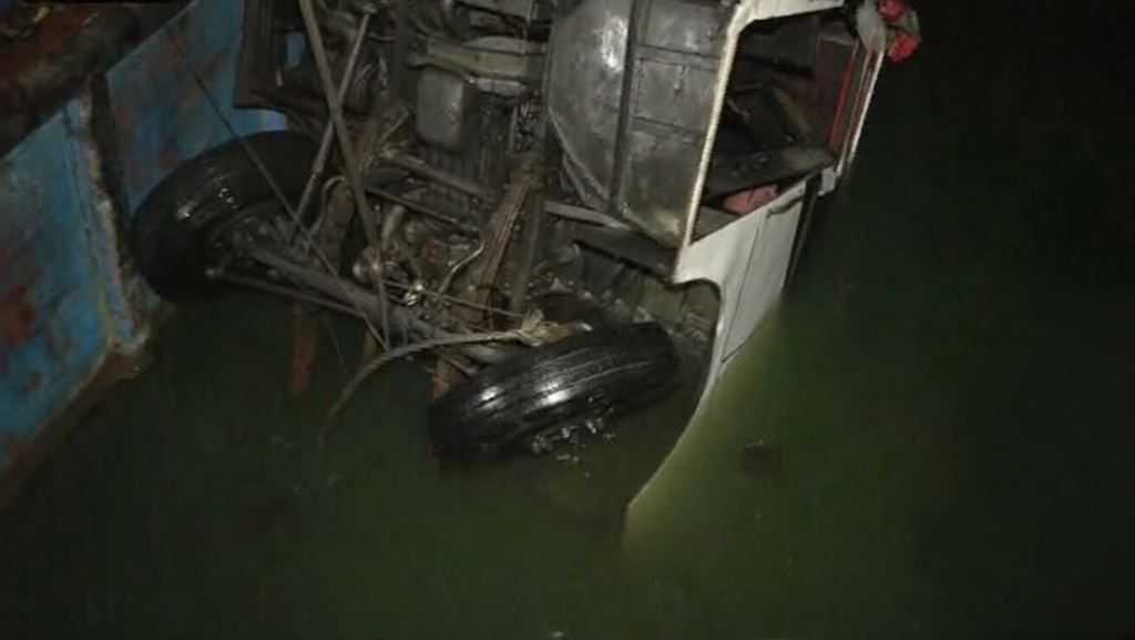 <span>ফেরিঘাটের দুর্ঘটনা / </span>পদ্মায় ডুবে যাওয়া বাস উদ্ধার, বাড়ছে প্রাণহানির সংখ্যা