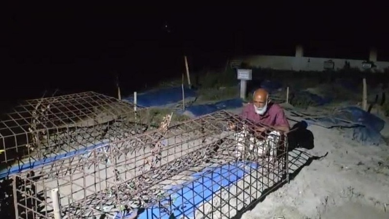 লাশ চুরির ভয়ে রাত জেগে সন্তানের কবর পাহারা দিচ্ছেন বাবা