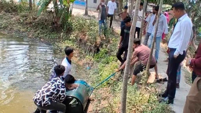 গোপালগঞ্জে পুকুরে লুকিয়ে রাখা ডিজেল উদ্ধার