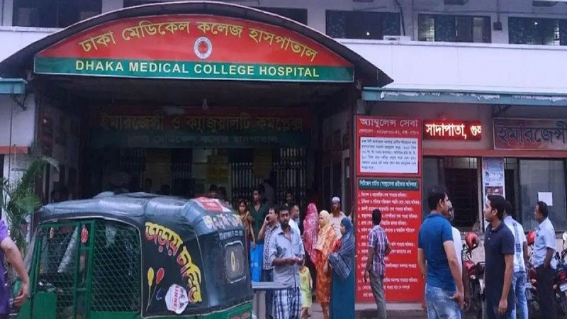ঢামেকের সামনে প্রাইভেটকার চাপায় নারী নিহত