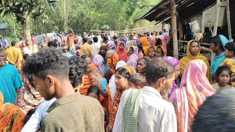 নওগাঁয় একই পরিবারের ৪ জনকে গলা কেটে হত্যা