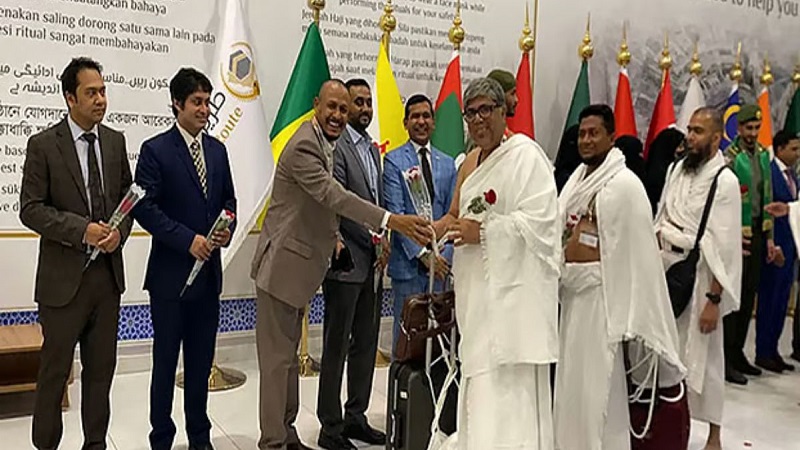 জেদ্দায় অবতরণ করল ২০২৬ সালের বাংলার প্রথম হজ ফ্লাইট