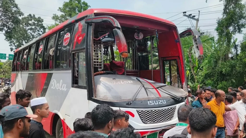 <span>ঈদের সকালে গোপালগঞ্জে সড়ক দুর্ঘটনা / </span>বাস ও মোটরসাইকেলের সংঘর্ষে প্রাণ গেল ৫ জনের
