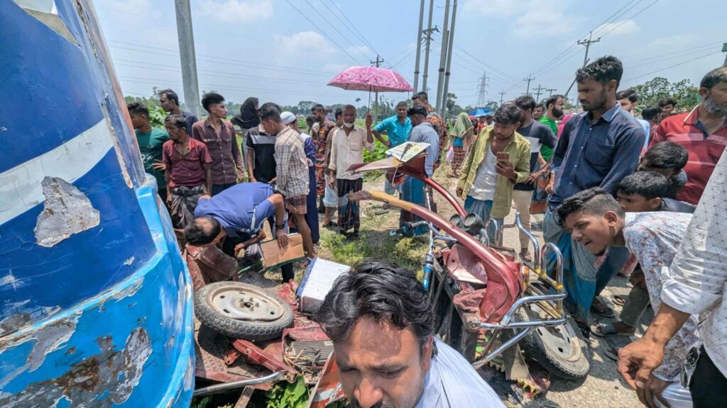 নেত্রকোনায় বাসের চাপায় একই পরিবারের তিনজনসহ নিহত ৪