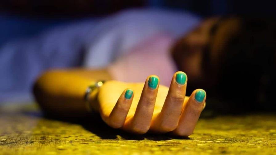 হাসপাতালে অন্তঃসত্ত্বা স্ত্রীর লাশ থেকে গয়না নিয়ে পালালেন স্বামী