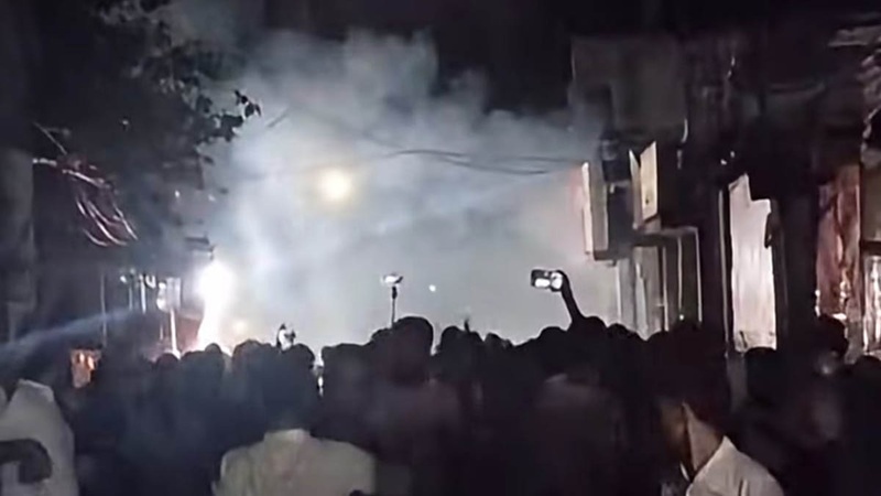 <span>চট্টগ্রামে শিশু ধর্ষণ / </span>টিয়ারগ্যাস ও সাউন্ড গ্রেনেড ছুড়েও আসামি সরাতে পারছে না পুলিশ