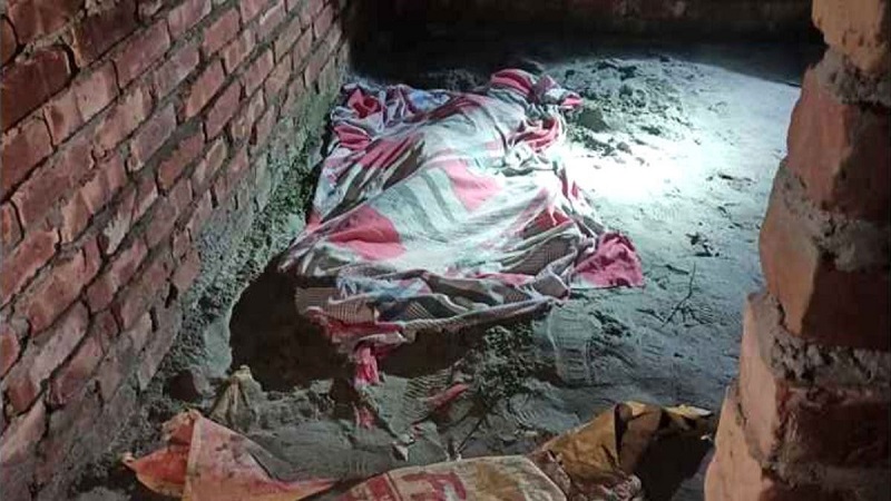 নির্মাণাধীন বাড়ির বালুর স্তুপ থেকে প্রবাসীর স্ত্রীর মরদেহ উদ্ধার