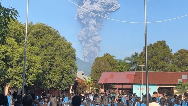 ইন্দোনেশিয়া আগ্নেয়গিরিতে ভয়াবহ অগ্ন্যুৎপাত, নিহত ৩