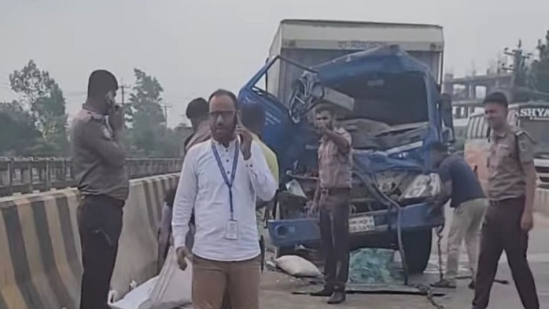 কালিয়াকৈরে বাস-কাভার্ডভ্যান মুখোমুখি সংঘর্ষে নিহত ১