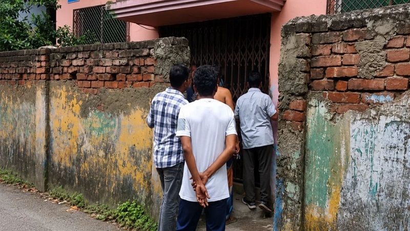 আত্মীয়ের বাসা থেকে একই পরিবারের তিনজনের মরদেহ উদ্ধার