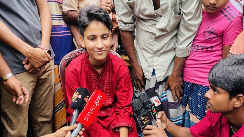 মেয়ে থেকে ছেলে রূপান্তর নূর নবীকে দেখতে জনতার ভিড়!