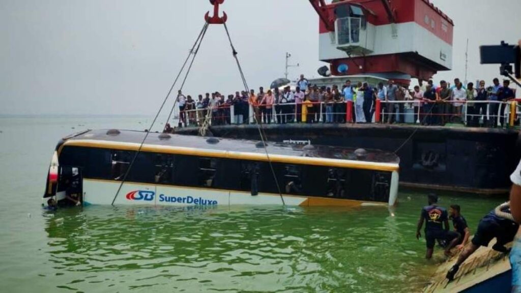 <span>অল্পের জন্য প্রাণে বাঁচলেন ৩৮ যাত্রী / </span>ফেরিঘাটে বাস থেকে নামতে রাজি ছিলেন না অনেক যাত্রী