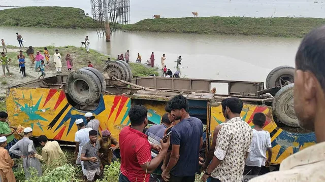 ব্রাহ্মণবাড়িয়ার বাস খাদে পড়ে নারী ও শিশুসহ নিহত ৪