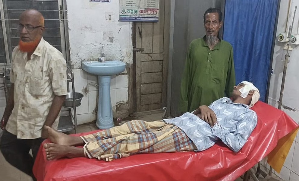 <span>পতাকা টাঙানো নিয়ে সংঘর্ষ / </span>ব্রাজিল সমর্থক মাথা ফাটিয়ে হাসপাতালে পাঠালেন আর্জেন্টিনার সমর্থককে