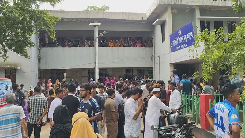 একই পরিবারের তিনজনকে গলাকেটে হত্যা