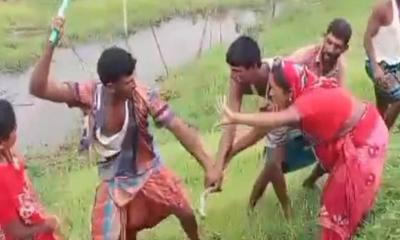 নোয়াখালীতে প্রকাশ্যে নারীকে মারধর যুবদল নেতার, ভিডিও ভাইরাল