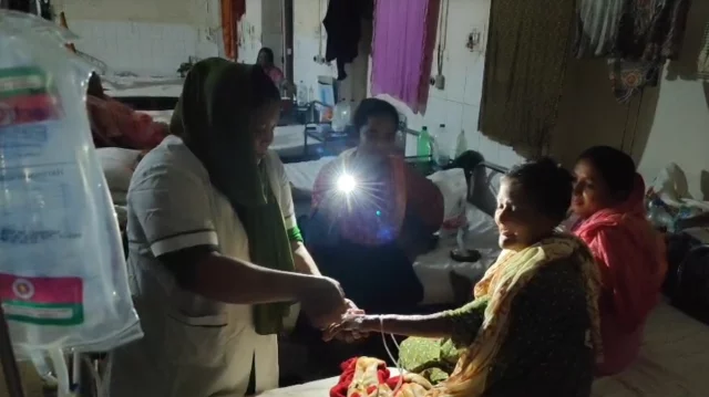 বিদ্যুৎ নেই, কুমিল্লা সদর হাসপাতালে মোবাইলের আলোতে চলছে চিকিৎসা