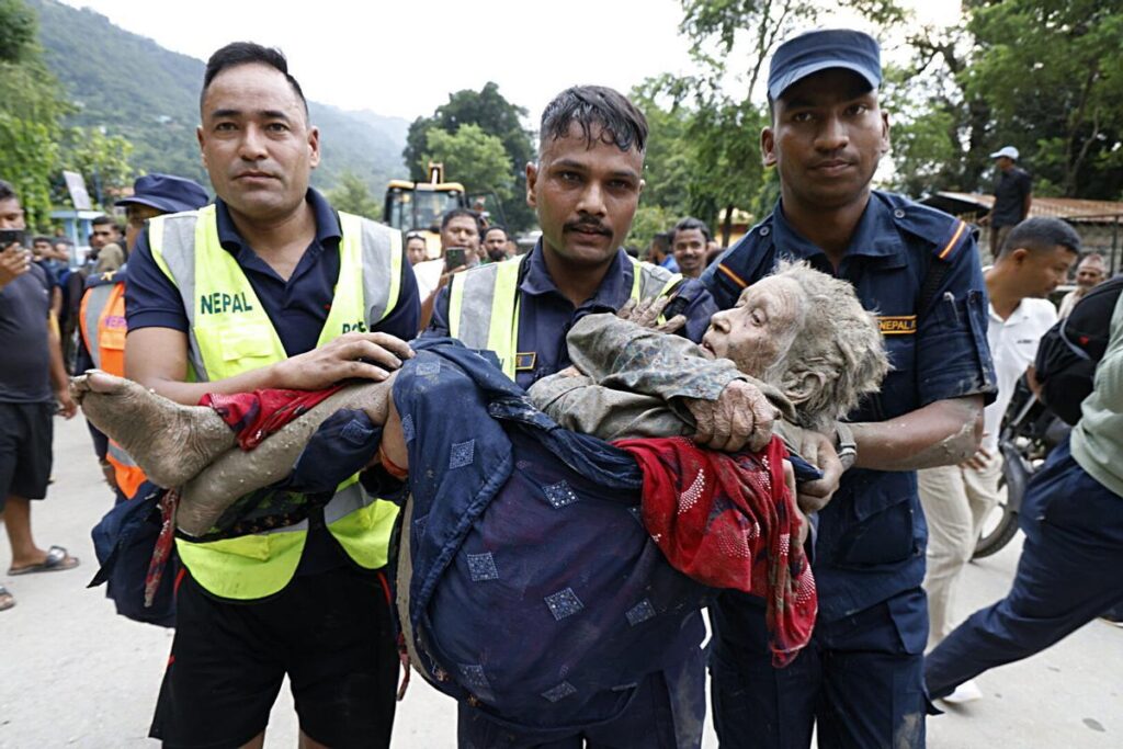 <span>কাঁদছে নেপাল</span> উদ্ধার অভিযানের মধ্যেই নতুন বন্যার শঙ্কা: মৃত ৩৯২, নিখোঁজ প্রায় দেড় হাজার