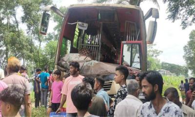 বনপাড়া-হাটিকুমরুল মহাসড়কে বাস-ট্রলির সংঘর্ষ, নিহত ২