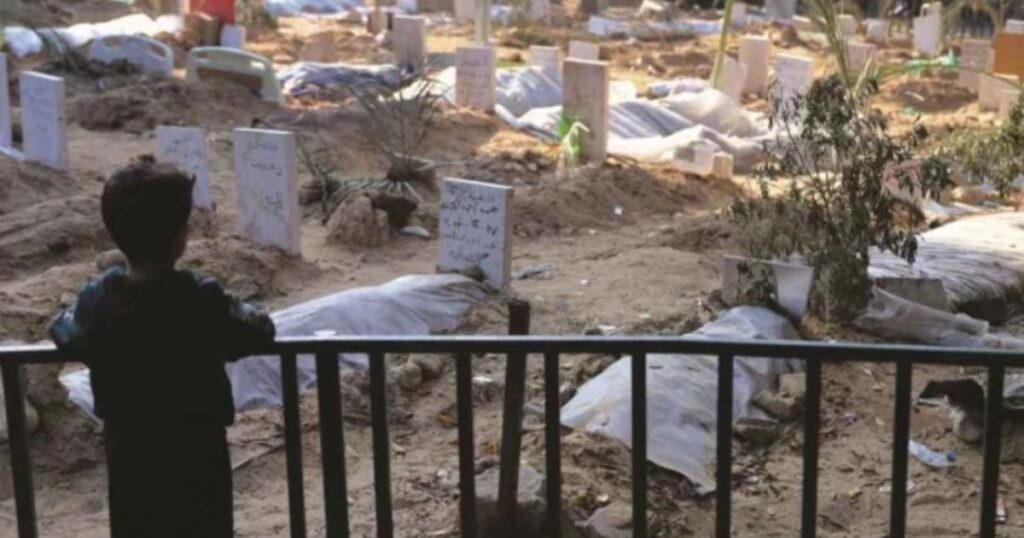 গাজায় জায়গা না-পেয়ে, দাদার কবরে বাবাকে দাফন করলেন ছেলে
