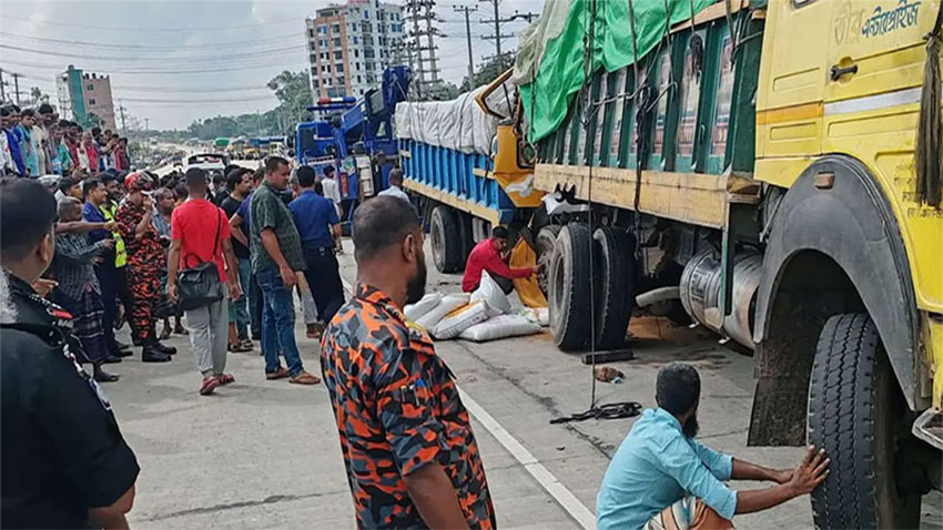 বগুড়ায় দাঁড়িয়ে থাকা ট্রাকে অপর ট্রাকের ধাক্কায় নিহত ৩ জন