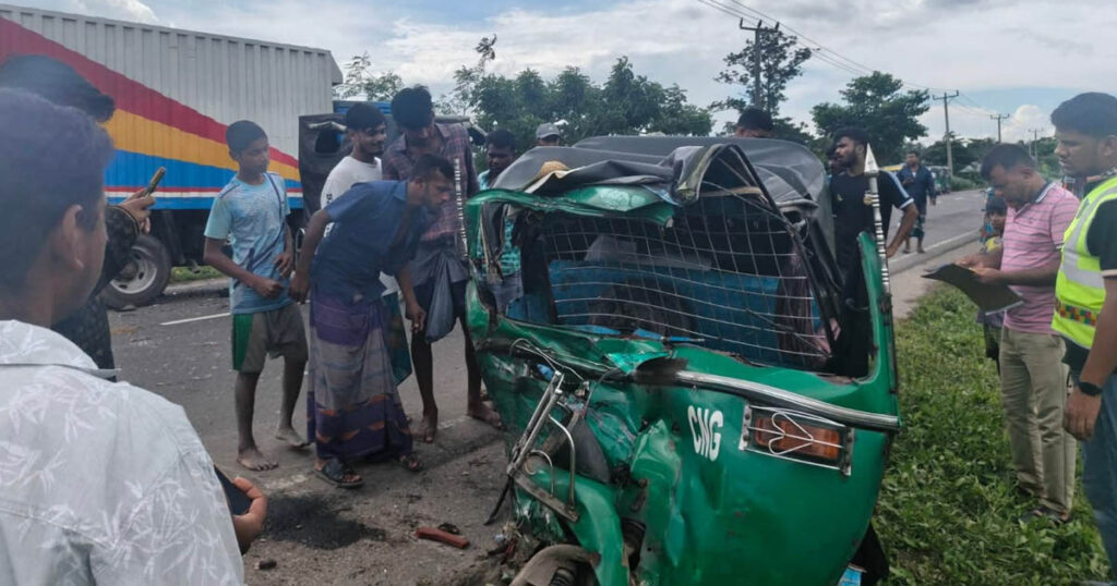 কটিয়াদীতে কাভার্ডভ্যান-সিএনজি সংঘর্ষে ৩ জনের মৃত্যু