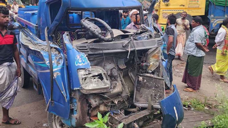 সিরাজগঞ্জে ট্রাক ও পিকআপের মুখোমুখি সংঘর্ষে ২ জনের মৃত্যু