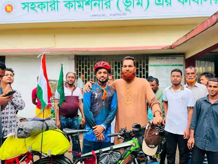 সাইকেলে ছয় দেশ পাড়ি দিয়ে হজ পালনের উদ্দেশ্যে যাত্রা শুরু করলেন নরসিংদীর সজিব