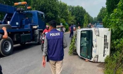মাদারীপুরে শিশুকে বাঁচাতে গিয়ে পুলিশের গাড়ি উল্টে কনস্টেবল নিহত, আহত ৯