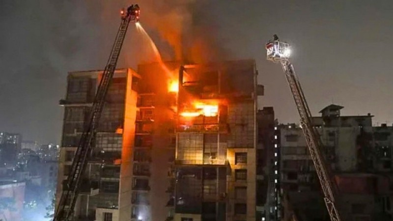 রাজধানীর বহুতল ভবনে আগুন