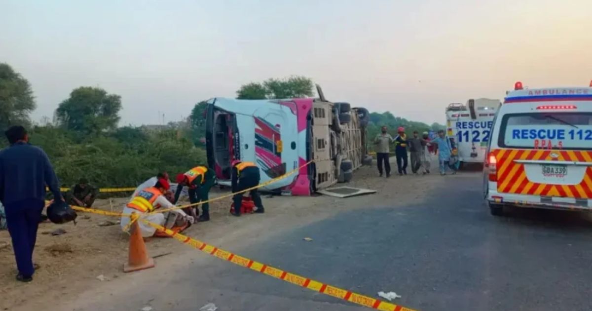 পাকিস্তানে বাস উল্টে নিহত ১০, আহত ৪৪