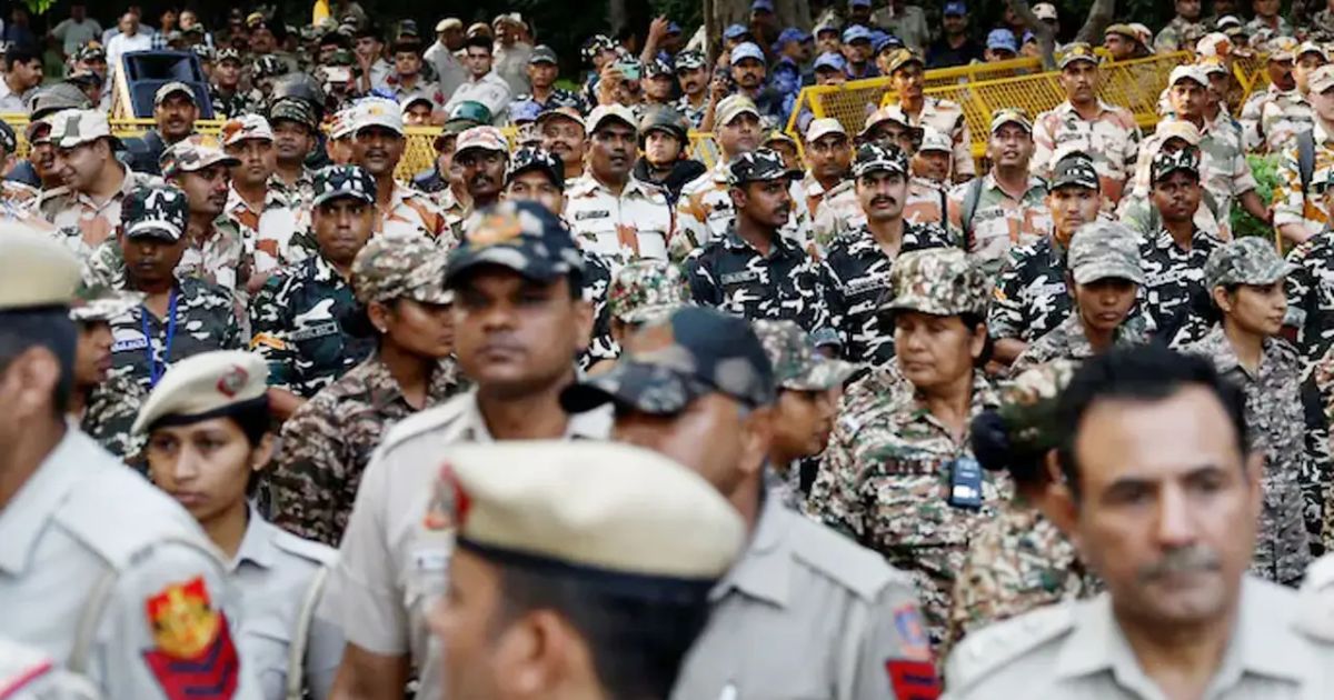 ককরোচকে ঠেকাতে দিল্লিতে ২৫ হাজার পুলিশ, প্রস্তুত ১২ বন্দিশিবির