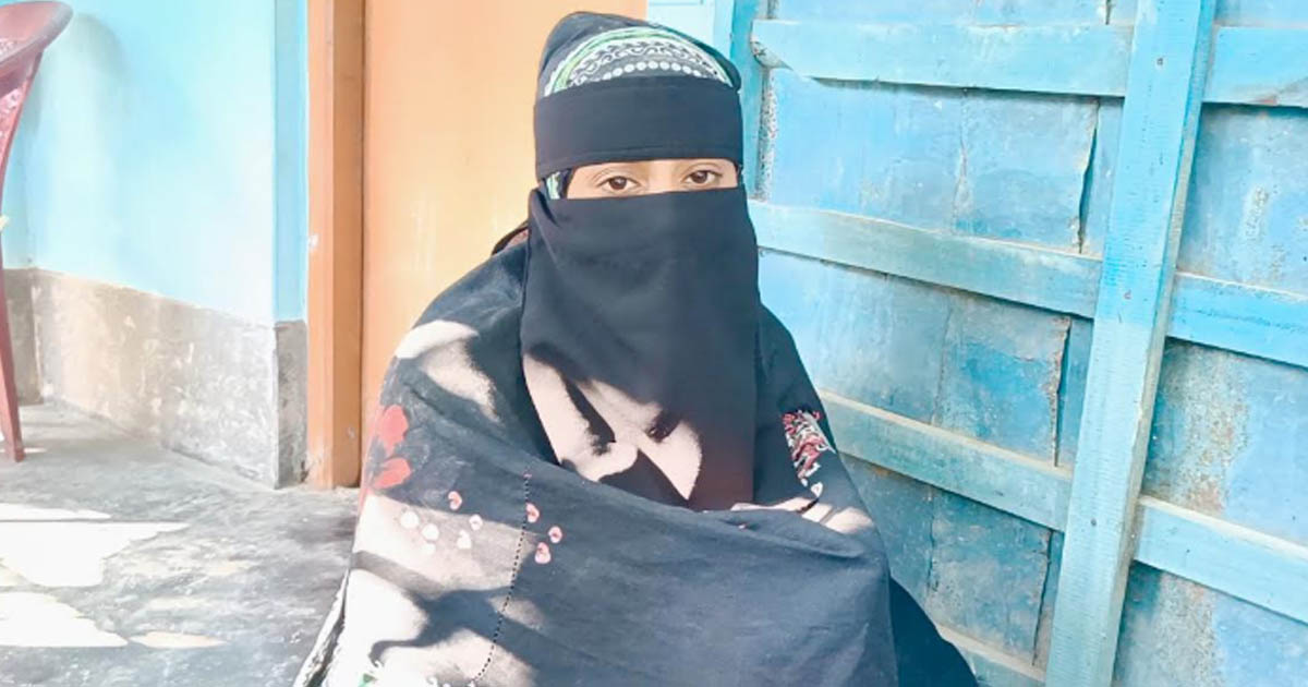 বিয়ের দাবিতে প্রেমিকের বাড়িতে তরুণীর অনশন