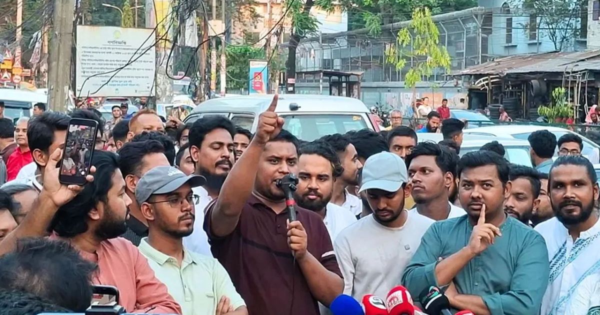 ‘প্রধানমন্ত্রীর সঙ্গীদের পকেটে সব সময় ফিরতি টিকিট থাকে’: মোহাম্মদপুরের পথসভায় হাসনাত আবদুল্লাহ