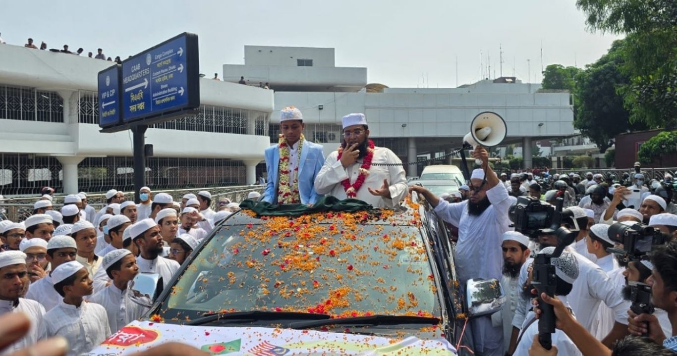 দেশে ফিরলেন মালয়েশিয়ায় কুরআন প্রতিযোগিতায় চ্যাম্পিয়ন হাফেজ হিরা